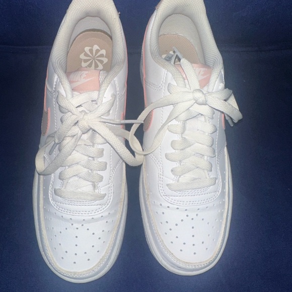 Size 8 Nike - Picture 5 of 5